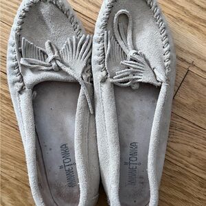 Minnetonka Women's Suede Moccasins in Light Tan